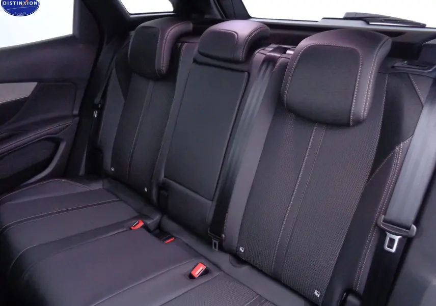 Vue intérieure arrière des sièges noirs en cuir perforé avec surpiqûres contrastées du Peugeot 3008 GT 2023.