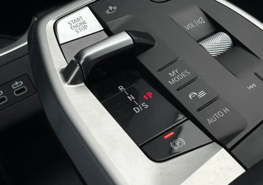 Gros plan sur la console centrale du BMW X1 blanc Mineral 2025, montrant le sélecteur de boîte auto et commandes multifonctions.