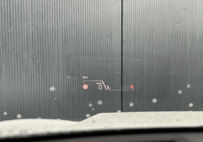 Affichage tête haute couleur du BMW X1 2025 montrant la vitesse 0 km/h et limite à 30 km/h sur pare-brise humide.