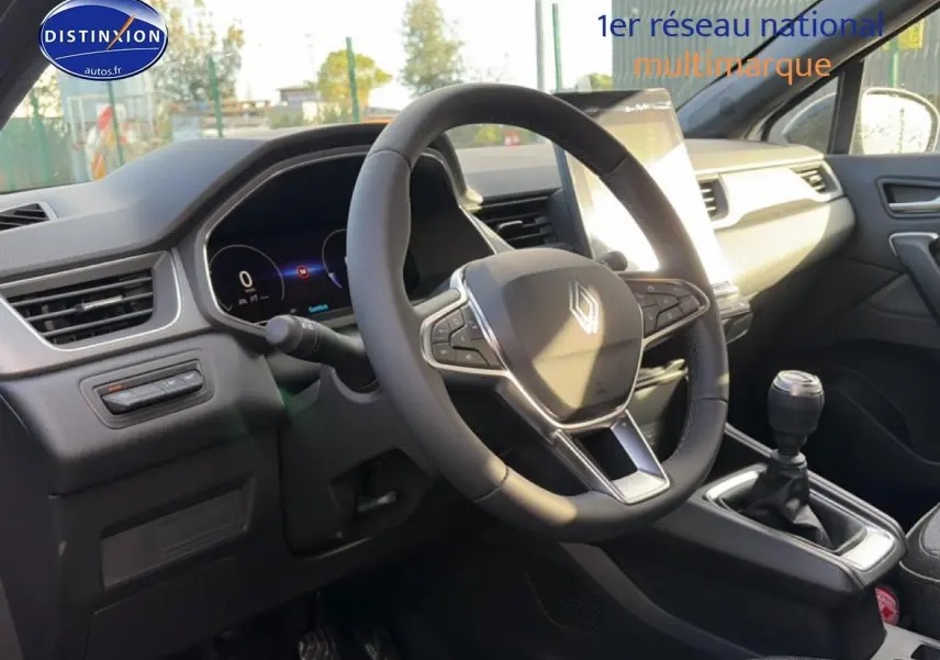 Intérieur du Renault Captur 2025, vue du poste de conduite avec volant multifonction et levier de vitesse manuel.