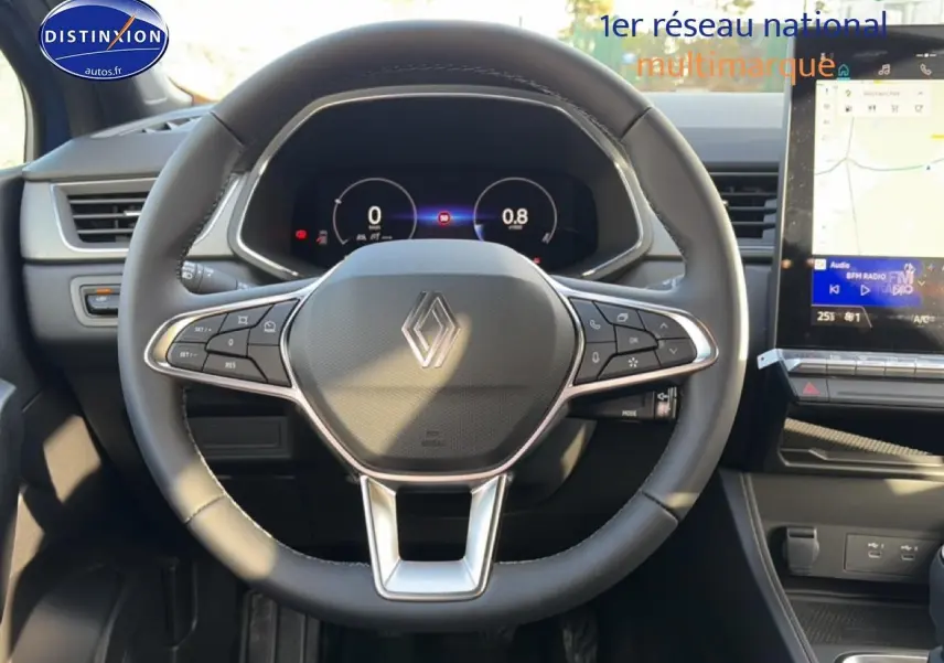 Vue rapprochée du volant multifonction Renault Captur 2025 avec tableau de bord numérique et écran tactile GPS.