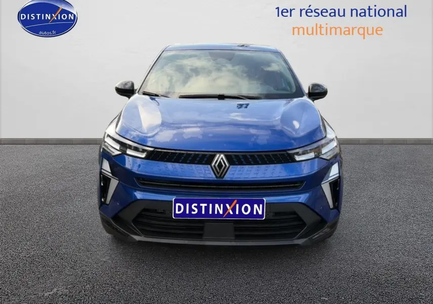 Vue frontale d'un Renault Captur 2025 bleu iron avec calandre noire et phares LED fins.