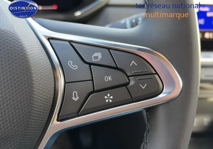 Gros plan sur les commandes multifonctions côté droit du volant du Renault Captur 2025, finition Techno.