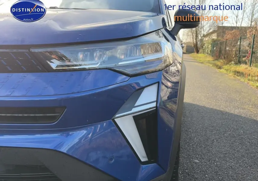 Gros plan sur l'avant droit du Renault Captur Bleu Iron 2025, mettant en valeur les phares LED et la calandre.