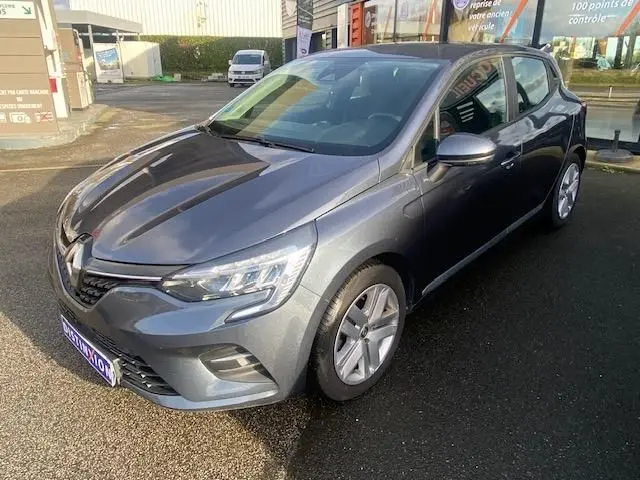 Vue 3/4 avant droite d'une Renault Clio gris métallisé 2021, compacte avec phares LED et jantes alliage.