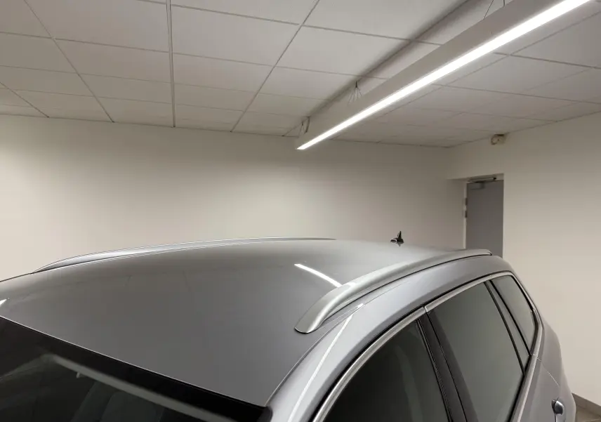 Vue partielle en plongée du toit gris pyrite métallisé d'une Volkswagen Passat SW 2024 avec barres de toit et antenne requin.