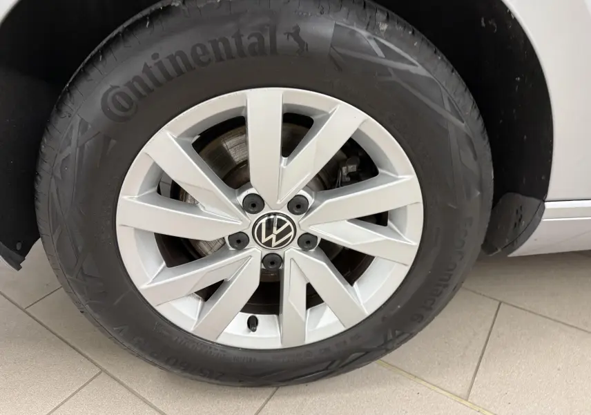 Gros plan sur la roue avant droite de la Volkswagen Passat SW gris pyrite, avec jante alliage et pneu Continental.