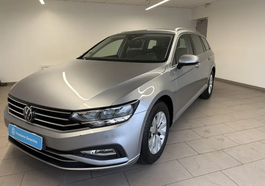 Volkswagen Passat SW 2.0 TDI 122 DSG7 Business gris pyrite vue 3/4 avant droit en intérieur showroom.