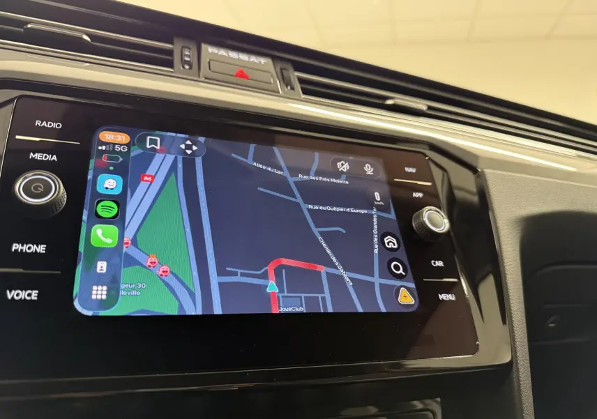 Écran tactile central de la Volkswagen Passat SW 2024 affichant la navigation avec interface connectée.
