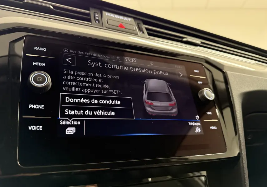 Écran central tactile de la Volkswagen Passat SW 2.0 TDI 122 DSG7 Business affichant le contrôle pression pneus.