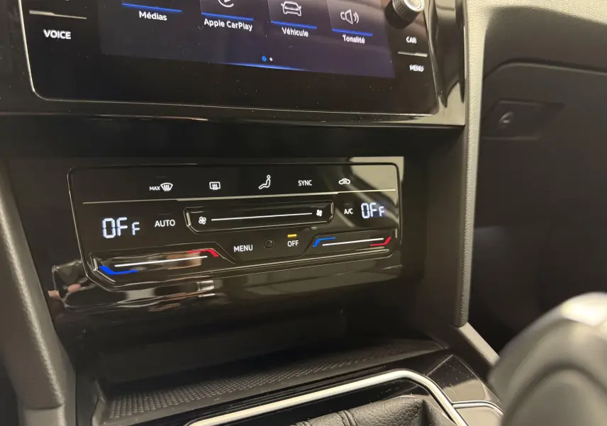 Gros plan sur la console centrale de la Volkswagen Passat SW 2.0 TDI 122 DSG7 Business, affichage climatisation éteinte.