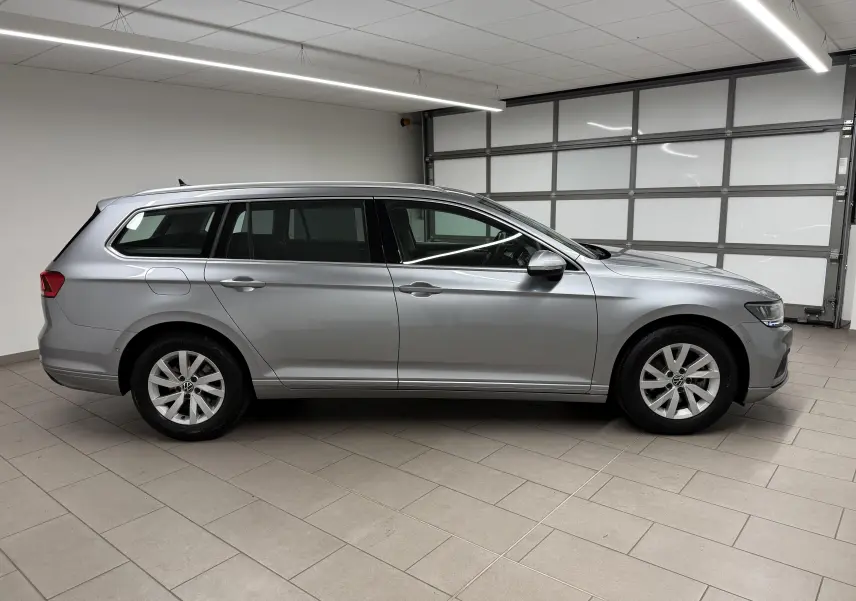 Profil droit d'une Volkswagen Passat SW 2024 gris pyrite, break diesel avec jantes alliage et lignes épurées.