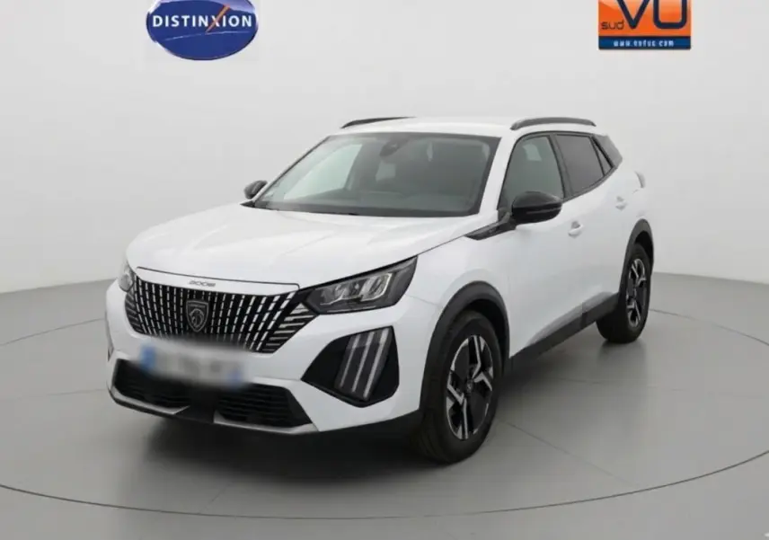 Peugeot 2008 blanc en 3/4 avant droit, avec barres de toit et jantes alliage noires de 17 pouces.