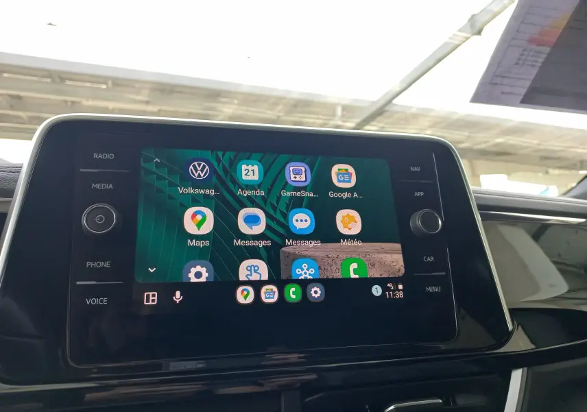 Écran tactile central du Volkswagen T-Roc 2025 affichant les applications connectées, dans un intérieur noir.