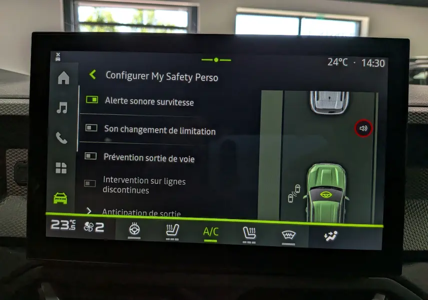 Écran tactile intérieur du Dacia Duster Hybrid-G 150 CH 4x4 en mode configuration sécurité, affichage clair et moderne.