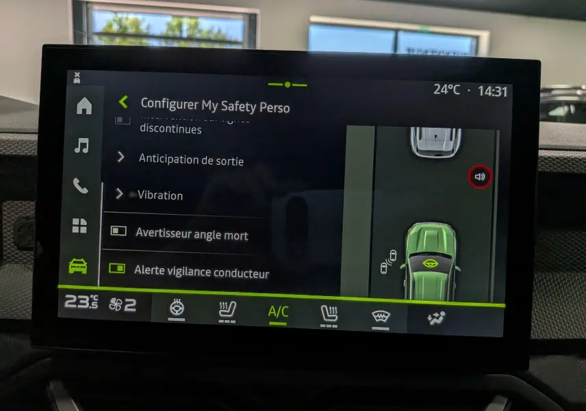 Écran tactile intérieur du Dacia Duster Hybrid-G 150 CH 4x4, affichant les réglages de sécurité et la température à 24°C.