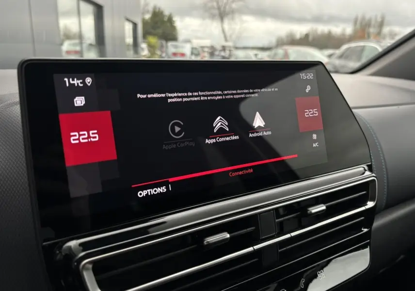 Écran tactile central du Citroën C5 Aircross 2025 affichant Apple CarPlay et Android Auto, avec aérateurs noirs brillants.