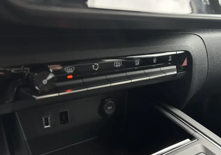 Détail de la console centrale du Citroën C5 Aircross 2025, montrant les commandes climatisation et prises USB et 12V.