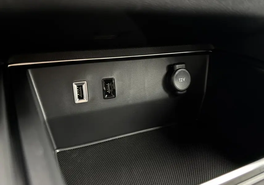 Prise USB double et prise 12V dans le rangement avant du Citroën C5 Aircross blanc Okénite 2025.