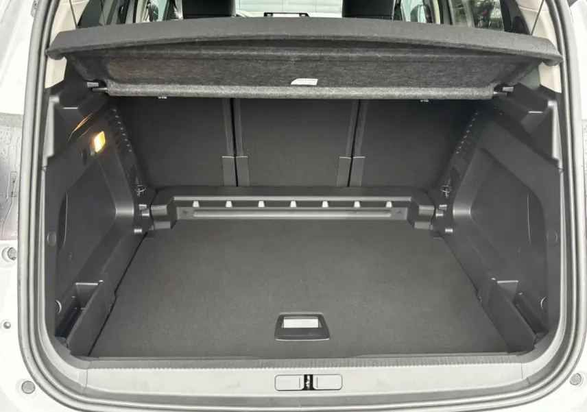 Coffre ouvert vu de l'arrière du Citroën C5 Aircross blanc Okénite, espace de chargement propre et modulable.