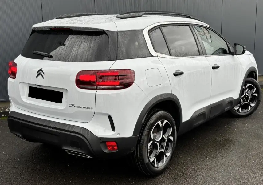 Vue 3/4 arrière droite du Citroën C5 Aircross blanc Okénite avec jantes alliage bi-ton et vitres surteintées.