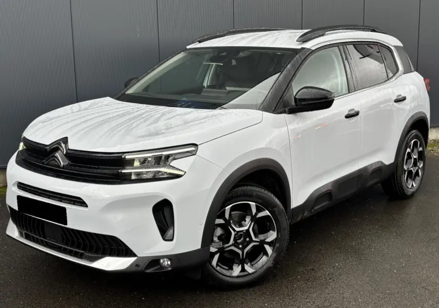 Citroën C5 Aircross blanc Okénite en 3/4 avant droit, avec jantes alliage bi-ton et barres de toit noires.
