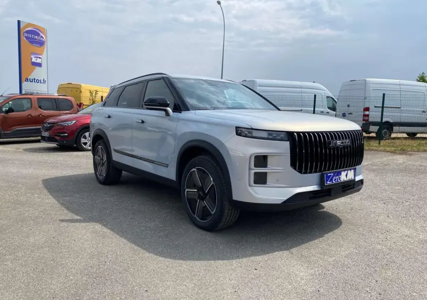 SUV JAECOO J7 argent Moonlight vu en 3/4 avant droit avec calandre verticale noire et jantes modernes.