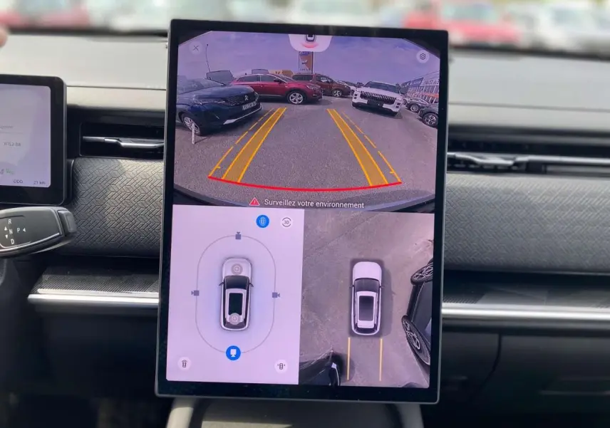 Écran central tactile du JAECOO J7 argent montrant la caméra de recul et vue à 360° du stationnement.