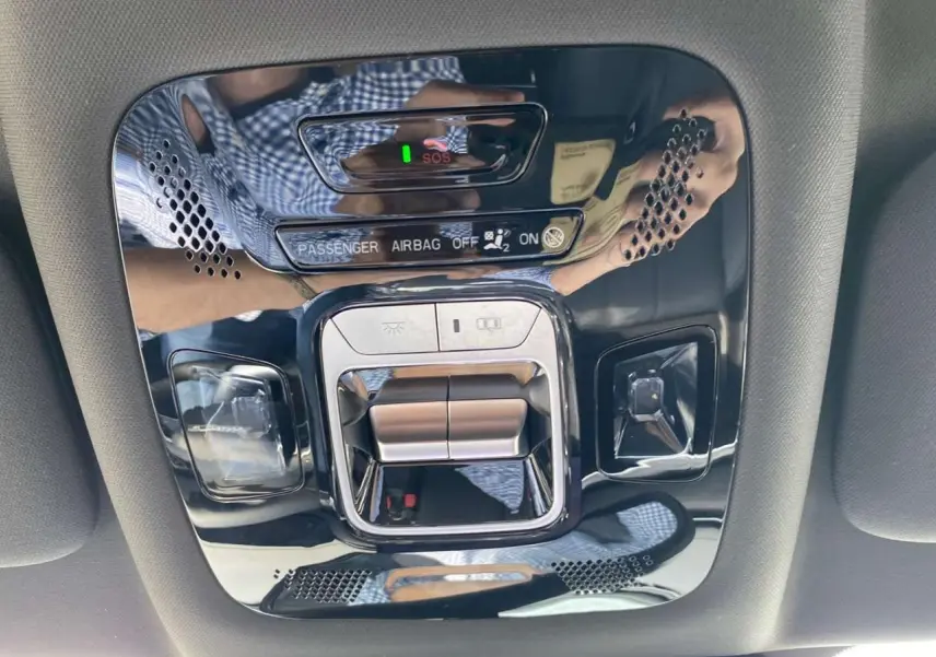 Plafonnier intérieur noir brillant du JAECOO J7 1.5 SHS-P argent, avec commandes d’éclairage et indicateurs airbag.