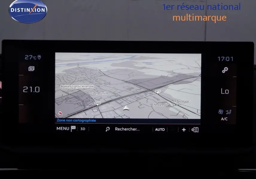 Écran tactile du système de navigation du Peugeot 3008 gris Artense, affichant une carte en 3D et la climatisation à 21°C.