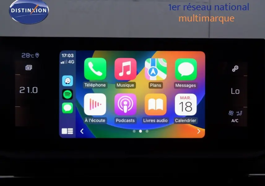 Écran tactile central du Peugeot 3008 2023 affichant les applications Apple CarPlay avec commandes climatisation à 21°C.