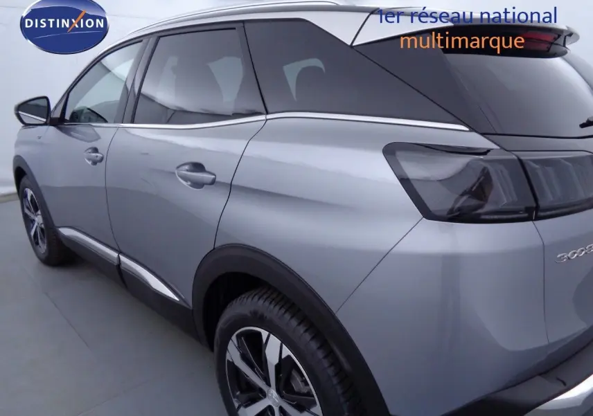 Vue 3/4 arrière droit du Peugeot 3008 gris Artense métal 2023 avec feux arrière foncés et jantes alliage bicolores.