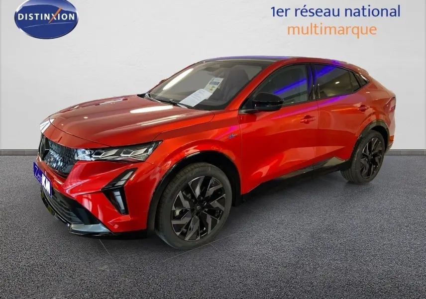 Renault Rafale 2024 rouge flamme métal en 3/4 avant droit, avec jantes noires et toit noir brillant.