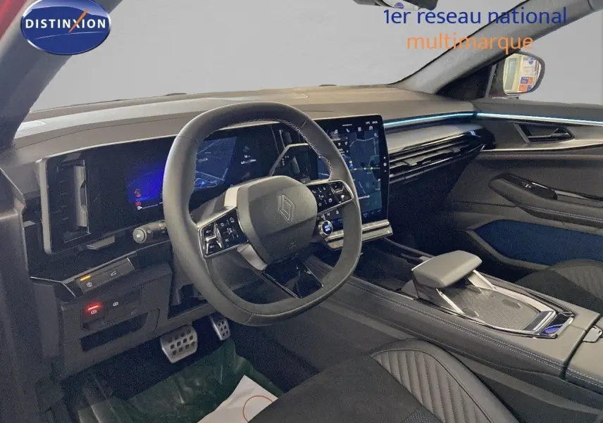 Intérieur de Renault Rafale 2024, vue côté conducteur sur le tableau de bord et volant, ambiance noire et bleue.
