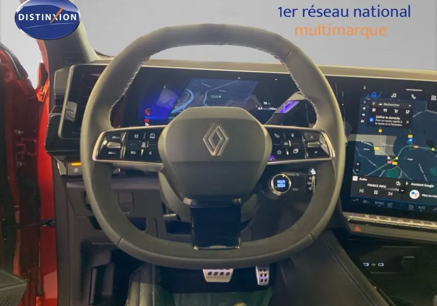 Vue rapprochée du volant multifonction en cuir noir du Renault Rafale rouge flamme métal avec tableau de bord numérique.