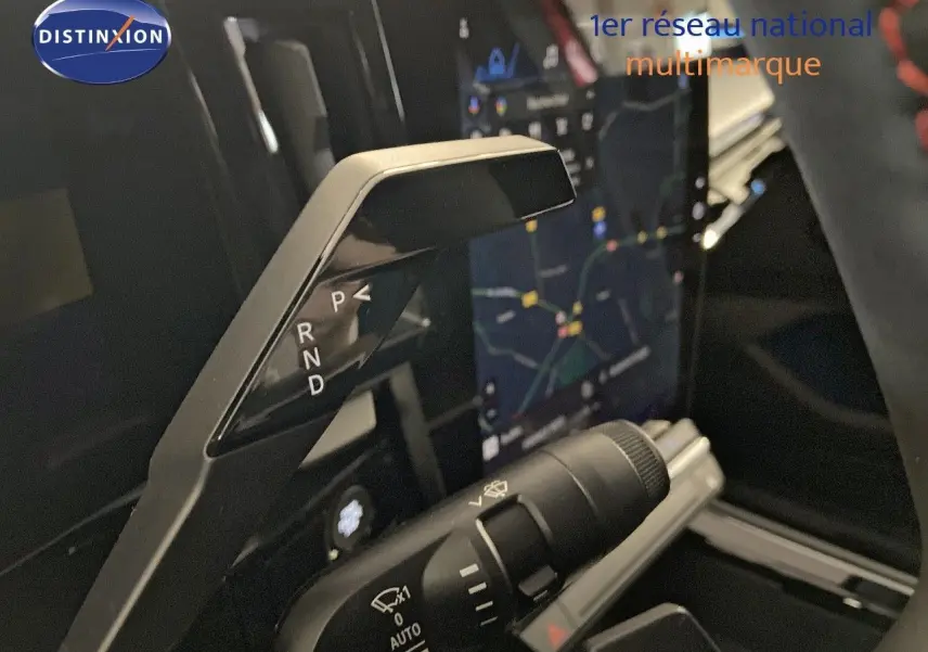 Le levier de boîte automatique noir de la Renault Rafale 2024 visible côté conducteur avec l'écran tactile en arrière-plan.