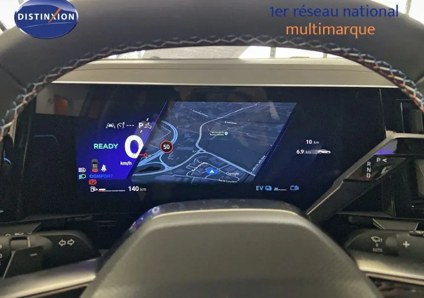 Vue rapprochée du tableau de bord numérique du Renault Rafale rouge flamme, affichant la navigation et la vitesse à zéro.