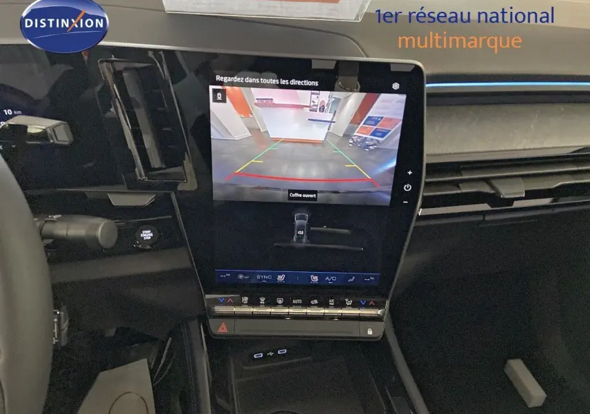 Vue rapprochée de la console centrale du Renault Rafale 2024 avec écran tactile affichant la caméra de recul.