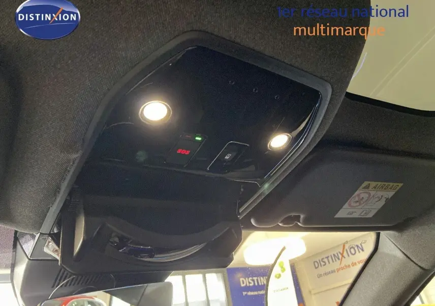 Plafonnier allumé avec commandes SOS et éclairage intérieur dans le toit d'une Renault Rafale rouge flamme 2024.