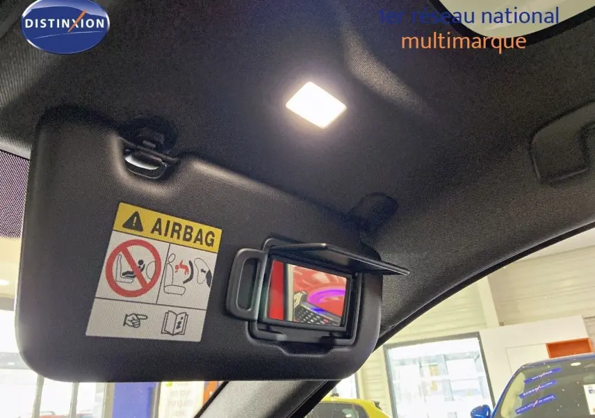 Miroir de courtoisie ouvert sur le pare-soleil côté conducteur dans l'habitacle d'une Renault Rafale rouge flamme 2024.