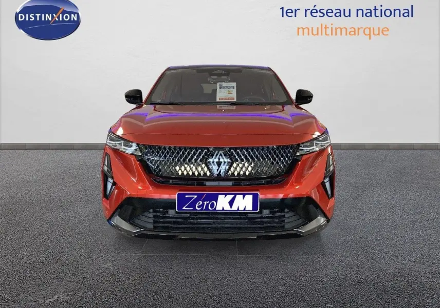 Vue frontale d'une Renault Rafale rouge flamme métal avec calandre noire et logo Renault lumineux.