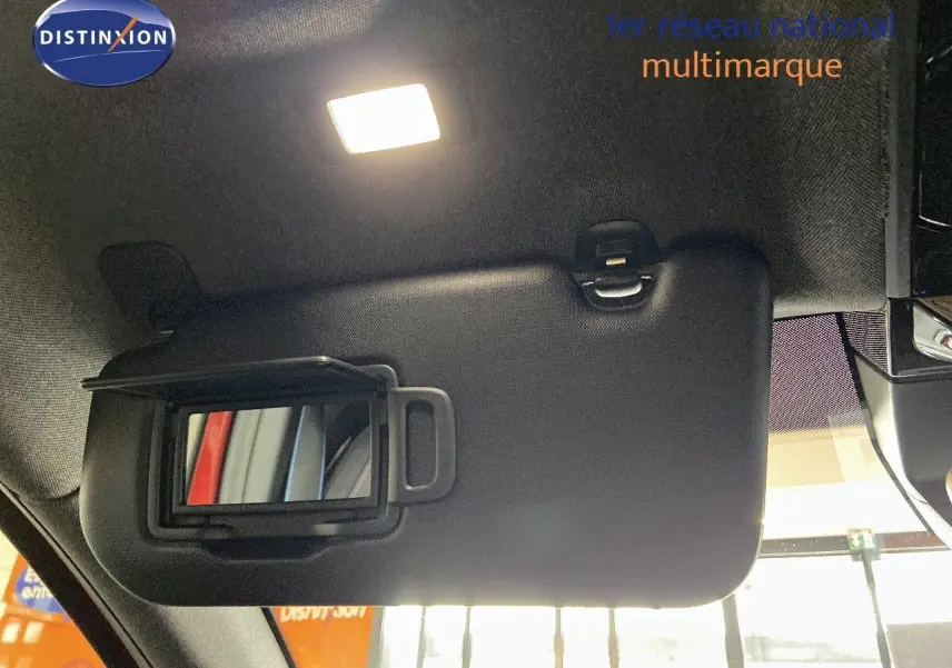 Miroir de courtoisie ouvert sur pare-soleil intérieur noir du Renault Rafale rouge flamme métal 2024.