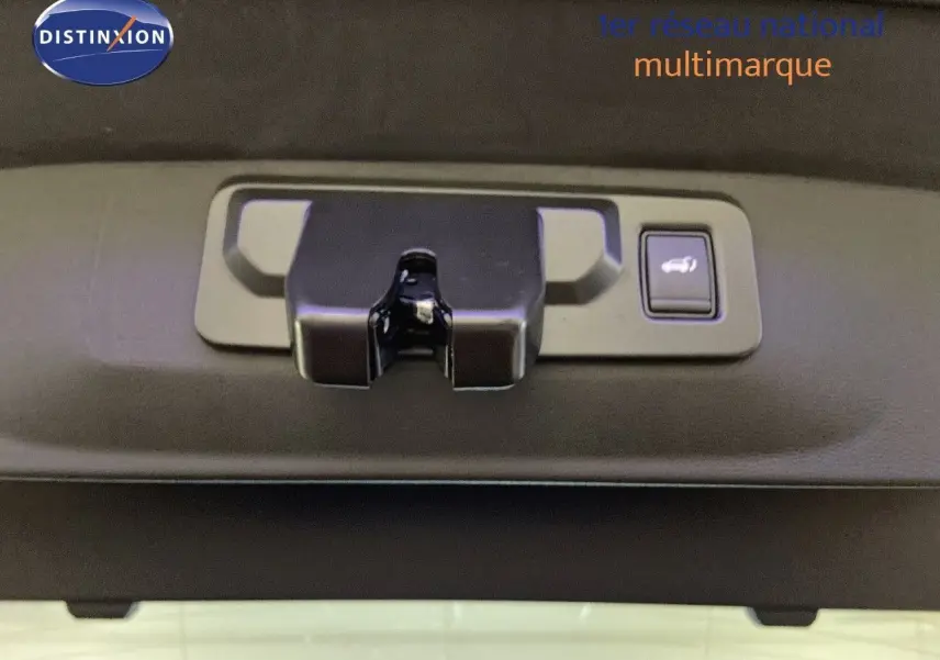 Gros plan sur le mécanisme d'ouverture électrique du hayon du Renault Rafale rouge flamme métal 2024.