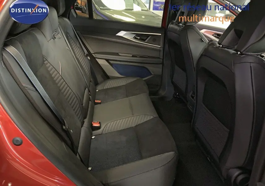 Vue intérieure arrière montrant les sièges noirs en cuir et alcantara du Renault Rafale rouge flamme 2024.