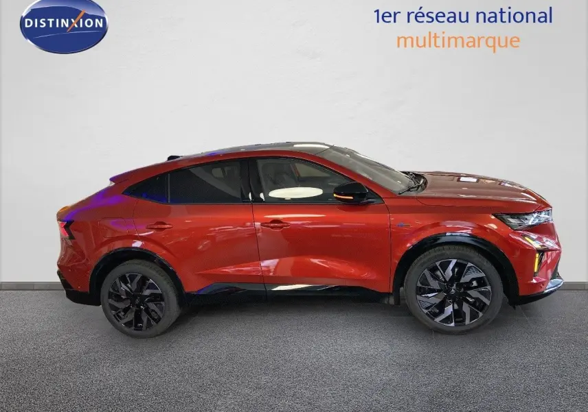 Profil droit d'un Renault Rafale 2024 rouge flamme métal avec jantes noires et toit plongeant sportif