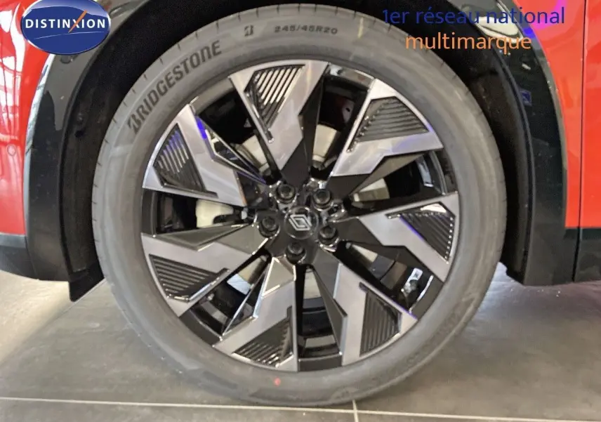 Gros plan sur la jante avant droite noire et argentée du Renault Rafale rouge flamme métal 2024.