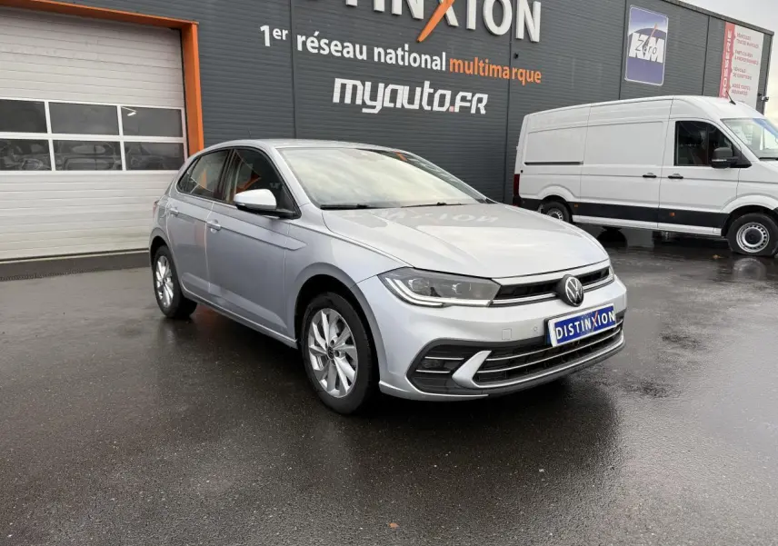 Volkswagen Polo 2025 argent métallisé vue 3/4 avant gauche avec jantes alliage et calandre noire distinctive.