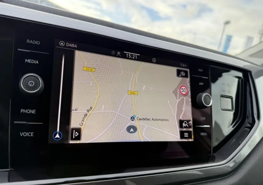 Écran tactile 8 pouces du système de navigation Discover Media dans le tableau de bord d'une Volkswagen Polo 2025.