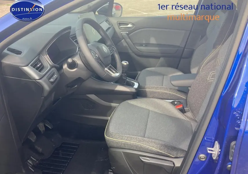 Vue intérieure côté conducteur du Renault Captur Bleu Iron 2025 avec sièges gris et volant multifonction.