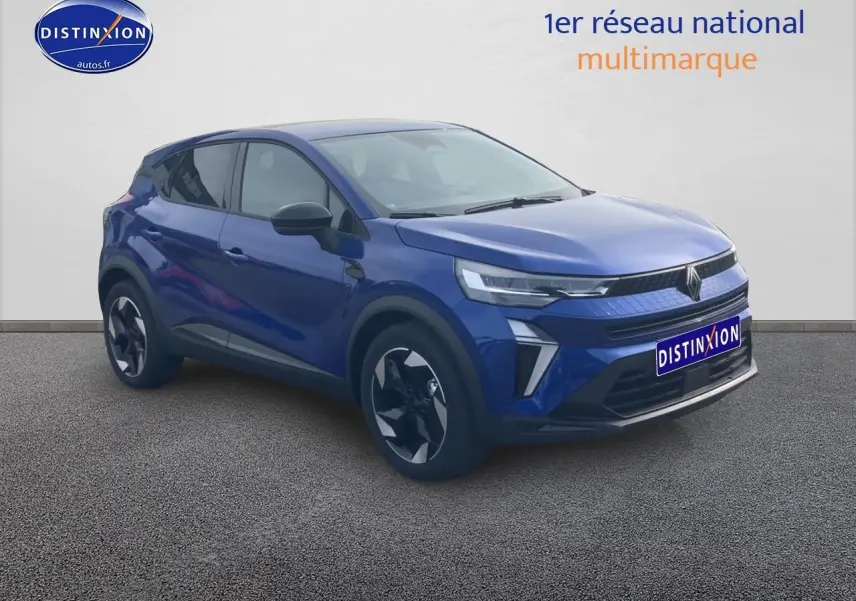Renault Captur 2025 Bleu Iron en 3/4 avant droit, avec jantes alu et feux LED distinctifs.